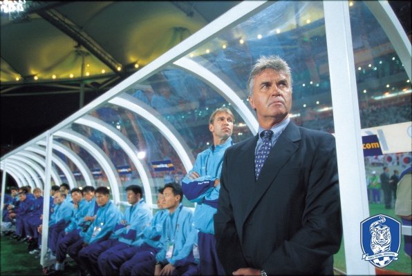 거스 히딩크 감독(맨 오른쪽)을 보좌해 2002 월드컵 4강 신화를 이끌었던 핌 베어벡(오른쪽에서 두 번째) 감독이 암투병 끝에 사망했다. (대한축구협회 제공) © 뉴스1