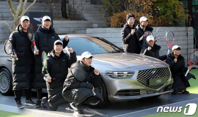 제네시스 브랜드 후원 선수인 한국 테니스 간판 정현 선수가 29일 오전 서울 신라호텔 영빈관에서 열린 ‘제네시스와 함께하는 정현 선수와의 만남 2019’ 행사에서 모교인 삼일공고 테니스부 선수들과 포즈를 취하고 있다. 2019.11.29/뉴스1 © News1