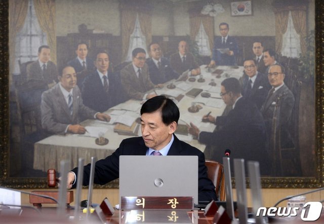 이주열 한국은행 총재가 29일 오전 서울 중구 한국은행에서 열린 금융통화위원회 회의 시작을 알리는 의사봉을 두드리고 있다. 2019.11.29/뉴스1 © News1