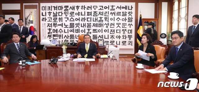 문희상 국회의장과 여야 교섭단체 3당 원내대표들. 뉴스1 © News1