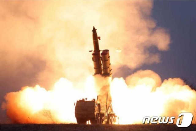 북한이 28일 오후 함경남도 연포 일대에서 발사한 발사체에 대해 ‘초대형 방사포 연발시험사격’이라고 29일 밝혔다. (노동신문)© 뉴스1