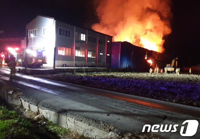 지난 29일 오후 1시쯤 전남 나주시 노안면 한 폐목재 가공공장에서 발생한 화재가 23시간 가까이 이어지고 있다. 사진은 굴착기 등을 이용해 진화 작업 중인 소방대 모습.(전남 나주소방서 제공) 2019.11.30/뉴스1 © News1