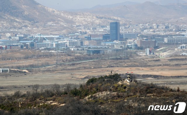 3일 경기 파주시 장단면 도라산전망대에서 바라본 북한 초소와 군인, 그 너머로 개성공단이 보인다. 2019.4.3/뉴스1 © News1
