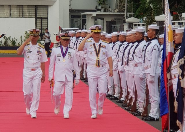 필리핀 해군의 공식 초청으로 11월 28일부터 29일까지 필리핀을 방문 중인 심승섭 해군참모총장(우측)이 로버트 임페드랏(Robert Empedrad) 필리핀 해군사령관(좌측)과 29일 필리핀 해군사령부에서 필리핀 해군 의장대의 사열을 받고 있다.다. 사진제공 해군