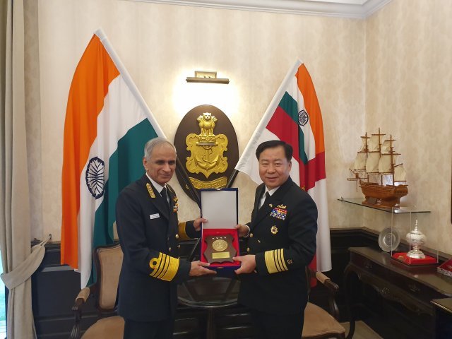 인도 해군의 공식초청으로 인도를 방문 중인 심승섭 해군참모총장이 11월 27일 카람비르 싱(Karambir Singh) 인도 해군참모총장과 만나 기념품을 교환하고 있다. 사진제공 해군