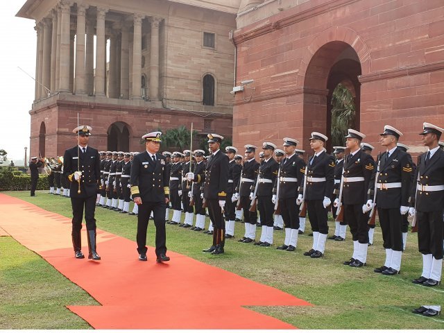 인도 해군의 공식 초청으로 인도를 방문 중인 심승섭 해군참모총장이 11월 27일 인도 해군 의장대의 사열을 받고 있다. 사진제공 해군