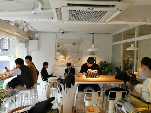 서울 용산구 해방촌에 2015년 생긴 세탁 카페 ‘론드리 프로젝트’. 1인 가구가 밀집한 지역에 생겨나서 동네 사랑방 역할까지 하고 있다.