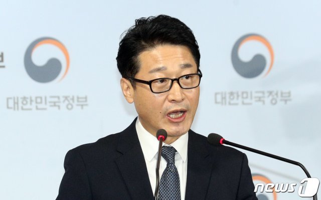 이호현 산업통상자원부 무역정책관이 29일 오전 서울 종로구 정부서울청사에서 ‘’한·일 수출관리정책대화 과장급 준비회의 개최 결과‘’를 발표하고 있다. 산업부는 이날 브리핑을 통해 한·일 양국은 다음달 16일부터 20일까지 도쿄에서 ‘’제7차 수출관리정책대화‘’를 개최한다고 밝혔다. 뉴스1