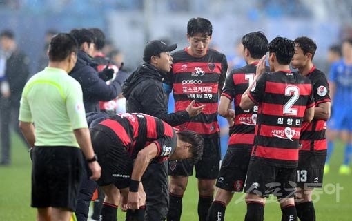 1일 울산종합경기장에서 열린 프로축구 ‘하나원큐 K리그1 2019‘ 포항 스틸러스와 울산 현대 경기에서 포항 김기동 감독이 작전 지시를 하고 있다. 울산｜김종원 기자 won@donga.com