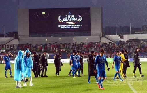 1일 울산종합경기장에서 열린 프로축구 ‘하나원큐 K리그1 2019‘ 포항 스틸러스와 울산 현대 경기에서 울산이 1-4로 패하며 우승에 실패했다. 울산｜김종원 기자 won@donga.com