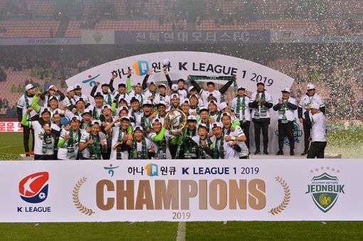 이보다 더 짜릿한 우승이 있었을까. 1%의 희망을 기적으로 바꾼 전북 현대 선수들이 1일 전주월드컵경기장에서 진행된 ‘하나원큐 K리그1 2019’ 우승 세리머니를 만끽하고 있다. 통산 7번째 정상 등극이자 최근 3년 연속 우승이다. 가운데 우승 트로피를 높이 들어올리고 있는 이는 ‘전북의 심장’ 이동국. 사진제공｜전북현대