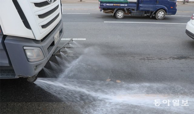 지난달 28일 서울 강동구 상일로에서 물차가 도로 청소를 하고 있다. 8개의 노즐에서 뿜어져 나오는 물이 도로 위 먼지를 가라앉힌 뒤 하수구로 흘려보낸다. 김동주 기자 zoo@donga.com