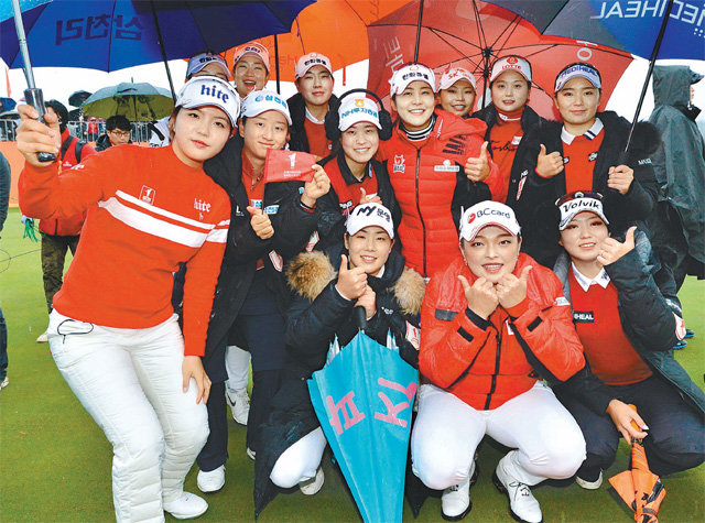 “2년 만에 이겼어요” 한국여자프로골프(KLPGA)투어와 미국여자프로골프(LPGA)투어에서 뛰는 선수들이 1일 팀 대항전으로 치른 2019 오렌지라이프 챔피언스트로피
박인비 인비테이셔널을 마친 뒤 함께 섞여 기념사진을 찍고 있다. ‘팀KLPGA’는 승점 합계 15-9로 승리하며 역대 전적 2승 3패를 기록했다. 경주=뉴스1