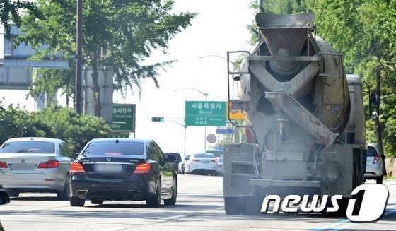배출가스 5등급의 노후차는 다음달부터 서울 4대문 운행이 제한된다. © 뉴스1DB