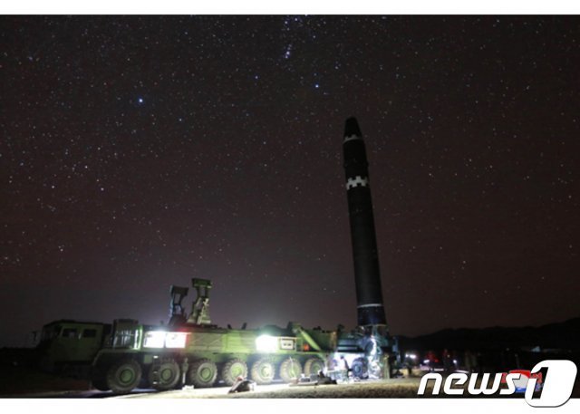 북한이 지난 2017년 11월29일 대륙간탄도미사일(ICBM)급 ‘화성-15’형 미사일을 발사했다. (노동신문) 2017.11.30/뉴스1 © News1