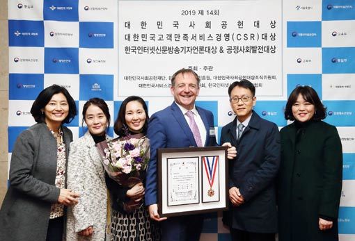 11월 29일 여의도 국회의사당에서 진행된 ‘2019 제14회 대한민국사회공헌대상’ 시상식에서 사회봉사 부문 식약처장상을 수상한 한국로슈의 닉 호리지 대표이사(가운데)와 한국로슈 관계자들이 기념촬영을 하고 있다.