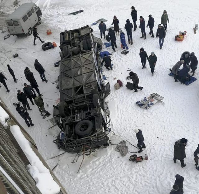 [모스크바=AP/뉴시스] 러시아 시베리아 동부에서 1일 버스가 다리에서 얼어붙은 강으로 떨어져 15명이 사망했다고 러시아 비상대책 당국이 말했다.

다른 승객 18명은 부상했다. 초기 조사에서 치타로 가던 버스의 앞 바퀴 하나가 쿠엔가강 위의 다리를 건너던 중 못쓰게 된 것으로 보인다. 사고 지역은 모스크바에서 동쪽으로 5000㎞ 정도 떨어져 있다.

목격자들이 찍은 비디오에서 대형 코치 스타일의 버스는 승객 탑승 부분이 완전히 주저앉은 채 얼음 위에 거꾸로 누었다.


◎공감언론 뉴시스＜저작권자ⓒ 공감언론 뉴시스통신사. 무단전재-재배포 금지.＞