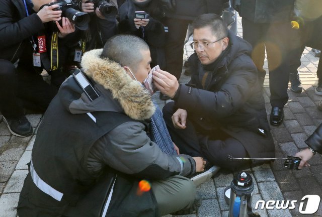 황교안 자유한국당 대표가 단식을 중단하고나흘만에 당내 일정에 복귀한 2일 서울 청와대 사랑채 앞 단식투쟁장 인근에서 6일째 단식중인 김현진 청년화랑 대표와 대화하던 중 눈물을 닦아주고 있다 있다. 2019.12.2/뉴스1 © News1