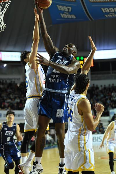 KCC 라건아(가운데). 사진제공｜KBL