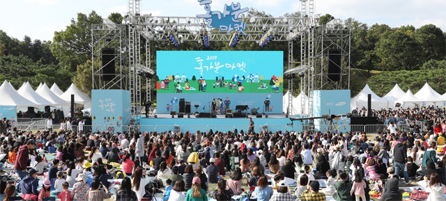 올해 10월 서울 송파구 올림픽공원 88잔디마당에서 진행된 ‘2019 홀가분 마켓’의 축하공연. 삼성카드 제공