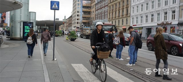 덴마크 수도 코펜하겐의 한 거리에 있는 자전거 도로. 이 자전거 도로는 왼쪽에 있는 인도보다 약간 아래에 있다. 자전거가 인도를 침범하는 것을 막기 위한 것이다. 코펜하겐=서형석 기자 skytree08@donga.com