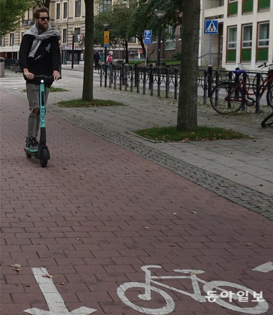 스웨덴 예테보리대 앞의 자전거 도로에서 한 시민이 전동킥보드를 타고 있다. 예테보리=서형석 기자 skytree08@donga.com