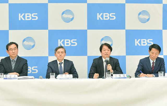 양승동 사장(왼쪽 두번째) 등이 참석한 2일
KBS 기자간담회. KBS 제공