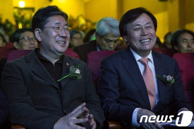 박양우 문화체육관광부 장관(왼쪽)과 더불어민주당 도종환 의원 2019.12.2/뉴스1 © 뉴스1