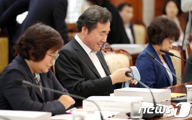 이낙연 총리가 정부서울청사에서 열린 ‘제1차 소비자정책위원회’ 회의에 앞서 넥타이를 풀고 있다. 2018.7.9