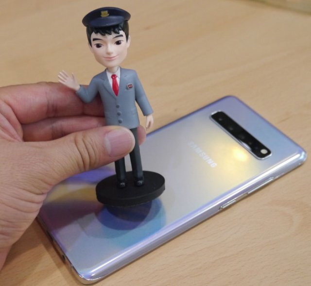 NFC 기능 탑재 피규어 통해 모바일 앱 설치 (출처=IT동아)