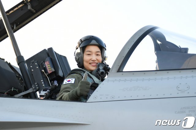공군이 3일 소개한 여군 최초 비행대대장 중 제16전투비행단 202전투비행대대장 박지연 중령(만 40세, 공사 49기). (공군본부 제공) 2019.12.3/뉴스1