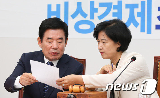 더불어민주당 김진표 의원(왼쪽)과 추미애 의원. 2016.9.5/뉴스1 © News1