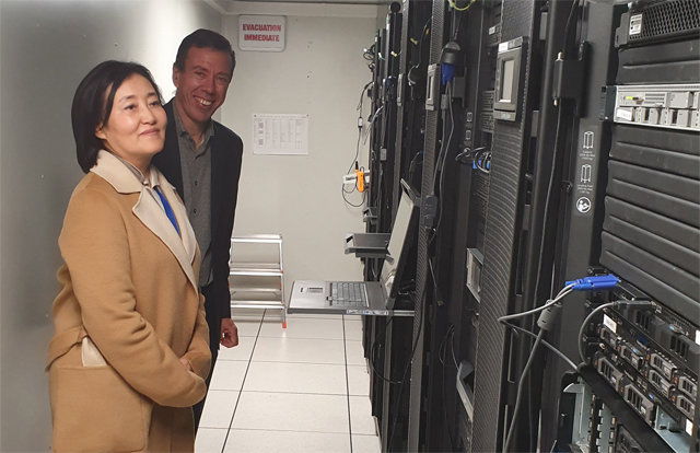 박영선 중소벤처기업부 장관(왼쪽)이 2일 프랑스 그르노블의 인공지능(AI) 연구소 ‘네이버랩스유럽’ 내 데이터 보관소를 둘러보고 있다. 중소벤처기업부 제공