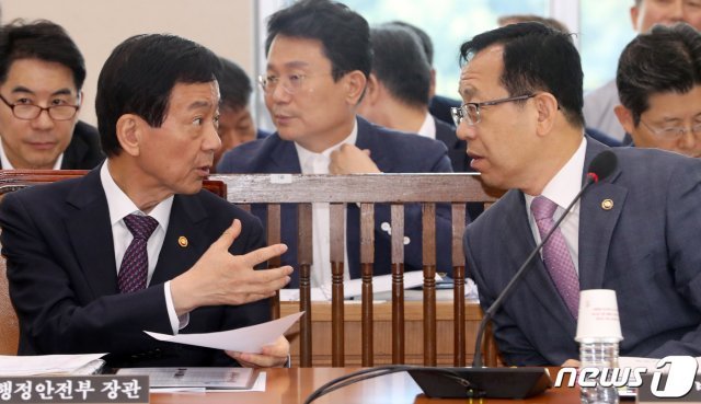 진영 행정안전부장관(왼쪽)과 정문호 소방청장.7.9/뉴스1 © News1