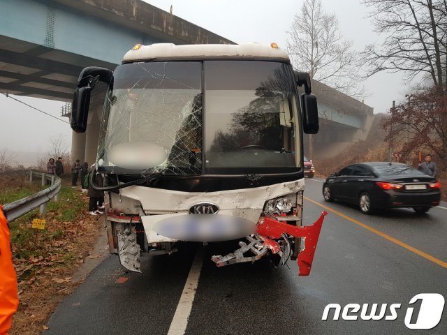4일 오전 7시15분쯤 충북 음성군 음성읍의 한 도로에서 A씨(56)가 몰던 시외버스와 B씨(49)의 SUV가 정면 충돌했다. (음성소방서 제공) © 뉴스1