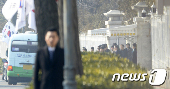 ‘박근혜·최순실 게이트’를 수사하던박영수 특별검사팀 관계자들이 지난 2017년 2월 3일 오후 청와대 연풍문 앞에 대기하고 있던 차량으로 향하고 있다. 특검은 당시 법원에서 청와대에 대한 압수수색 영장을 발부받아 3일 압수수색에 나섰으나 5시간여 대치 끝에 철수를 결정했다.  © News1