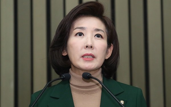 나경원 자유한국당 원내대표가 4일 서울 여의도 국회에서 열린 의원총회에서 발언을 하고 있다. 사진=뉴스1