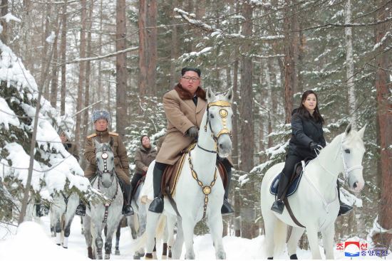 김정은 북한 국무위원장이 군마를 타고 백두산 등정을 하는 모습. 오른쪽은 부인인 리설주.(사진=조선중앙통신)
