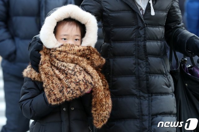 전국적으로 찬공기가 유입돼 추운 날씨를 보인 2일 오전 서울 세종대로 인근에서 시민들이 발걸음을 재촉하고 있다. © News1