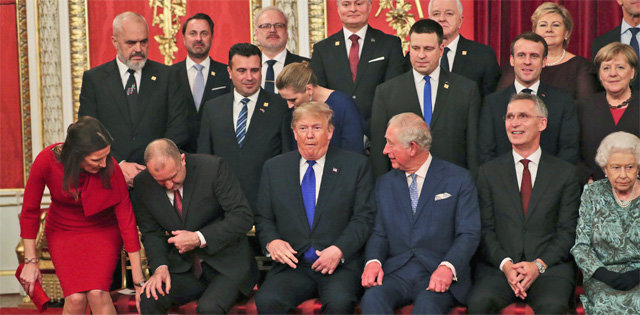 “제 자리 맞죠?” 도널드 트럼프 미국 대통령(앞줄 왼쪽에서 세 번째)이 3일 영국 런던에서 열린 
북대서양조약기구(NATO) 정상회의를 앞두고 각국 정상들과 단체사진을 찍고 있다. 온통 탄핵 소식에 매달렸던 트럼프 대통령은 이날
 미 하원의 탄핵 조사 보고서 채택 소식을 듣고 “민주당은 스스로를 부끄럽게 여겨야 한다”고 비판했다. 런던=AP 뉴시스