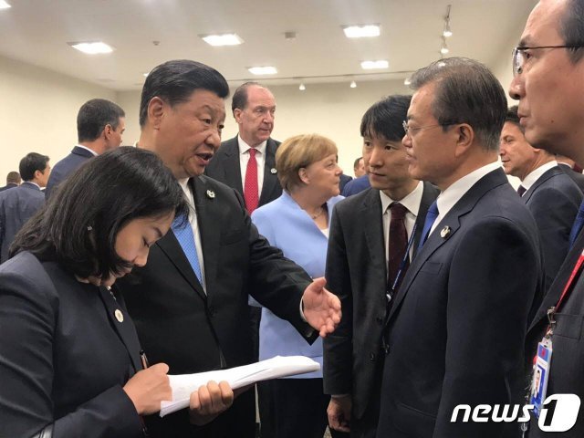 문재인 대통령이 지난 6월 28일 일본 오사카에서 열린 G20 정상회의에서 시진핑 중국 국가주석과 만나 대화하고 있다. (청와대 페이스북) 2019.6.28/뉴스1