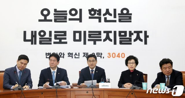 오신환 바른미래당 원내대표가 5일 오전 서울 여의도 국회에서 열린 원내정책회의에서 모두발언을 하고 있다. © News1