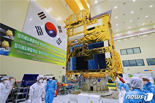 지난 4일 찾은 대전 유성구 한국항공우주연구원(KARI) 위성시험동에서 국내 독자기술로 개발된 ‘천리안위성 2B호’ 실제 비행모델(FM)이 공개됐다. (한국항공우주연구원 제공)© 뉴스1