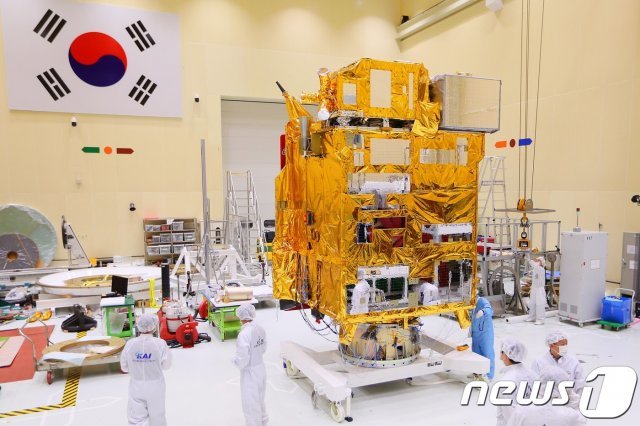 지난 4일 찾은 대전 유성구 한국항공우주연구원(KARI) 위성시험동에서 국내 독자기술로 개발된 ‘천리안위성 2B호’ 실제 비행모델(FM)이 공개됐다.(항우연 제공)© 뉴스1