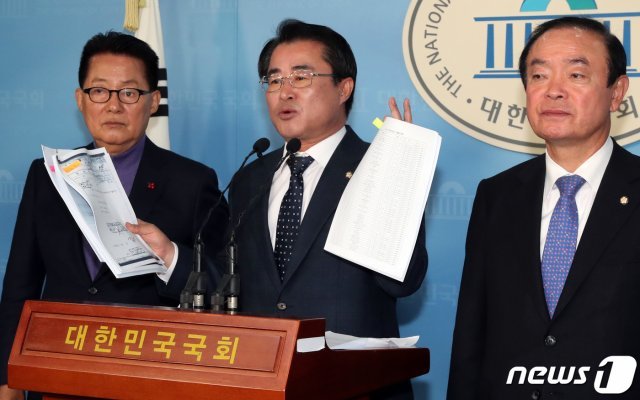 최경환 대안신당 의원이 5일 서울 여의도 국회 정론관에서 5.18관련 문서 공개 기자회견을 하고 있다. 대안신당 의원들은 5.18관련 보안사에서 작성한 문서 목록과 일부 내용 공개했다. 왼쪽부터 박지원, 최경환, 장병완 대안신당 의원. 2019.12.5/뉴스1 © News1