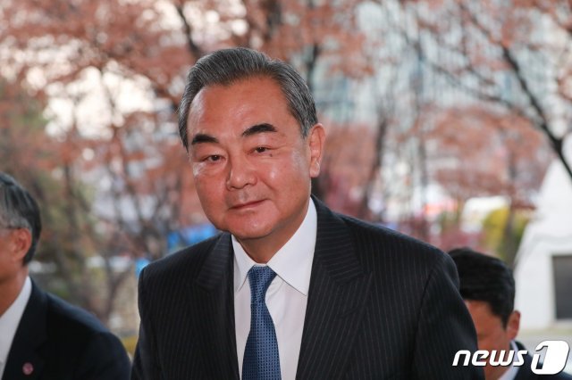 왕이 중국 외교부장이 4일 오후 강경화 외교부 장관과 회담을 위해 외교부청사를 들어오고 있다. 2019.12.4/뉴스1 © News1