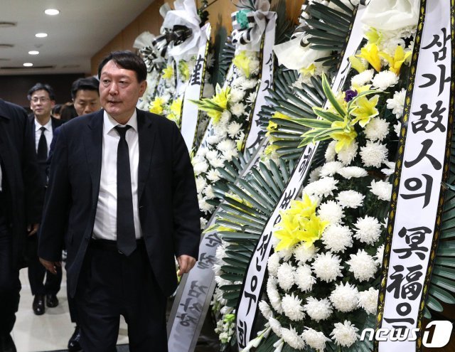 윤석열 검찰총장이 2일 오후서울 서초구 서울성모병원 장례식장에 마련된 A수사관의 조문을 마친후 빈소를 나서고 있다. 2019.12.2/뉴스1 © News1