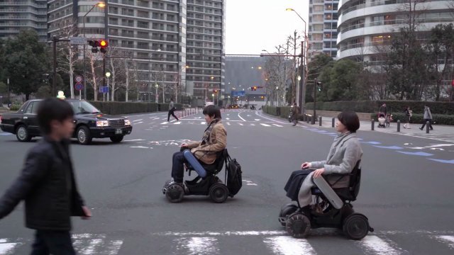 일본 요코하마 시민들이 퍼스널 모빌리티에 속하는 전동 휠체어 ‘윌‘을 이용해 횡단보도를 건너고 있다. 주식회사 윌 제공