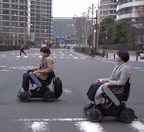 일본 요코하마 시민들이 퍼스널 모빌리티에 속하는 전동 휠체어 ‘윌’을 이용해 횡단보도를 건너고 있다. 주식회사 윌 제공