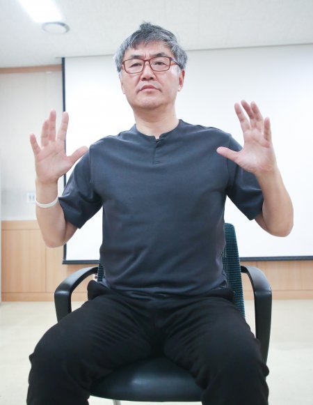 채정호 교수가 전문가들과 함께 만든 ‘바마움(바른마음움직임)’ 체조를 선보이고 있다. 몸을 움직이며 하는 명상이라 누구나 할 수 있다는 게 채 교수의 설명이다. 원대연기자 yeon72@donga.com